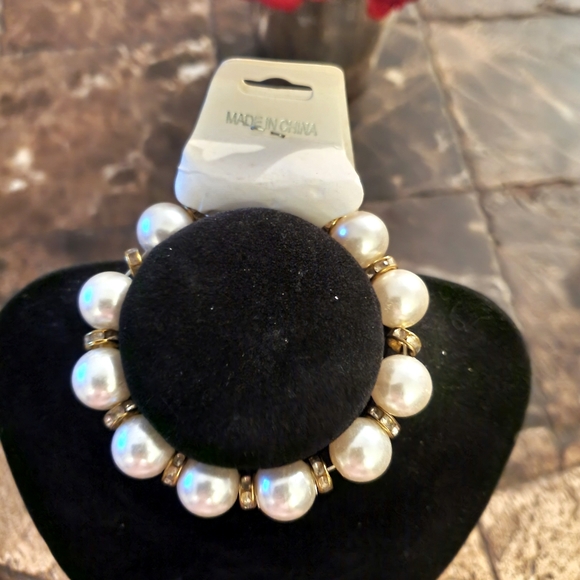 2 Faux Stretchy Pearl Bracelet with gold rhinestone separators NWT - Picture 4 of 4